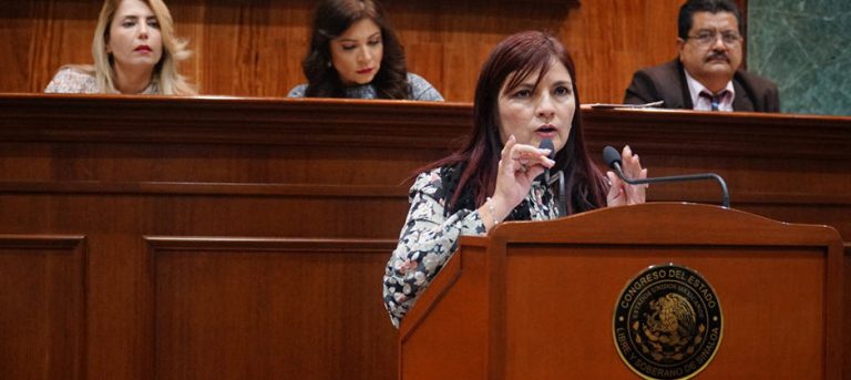 Diputada Victoria Sánchez en tribuna del pleno de esta legislatura