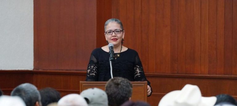 diputada graciela dominguez nava dando mensaje durante el foro indígena