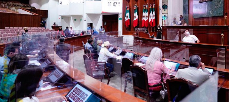 Diputados en sesión ordinaria en salón del pleno