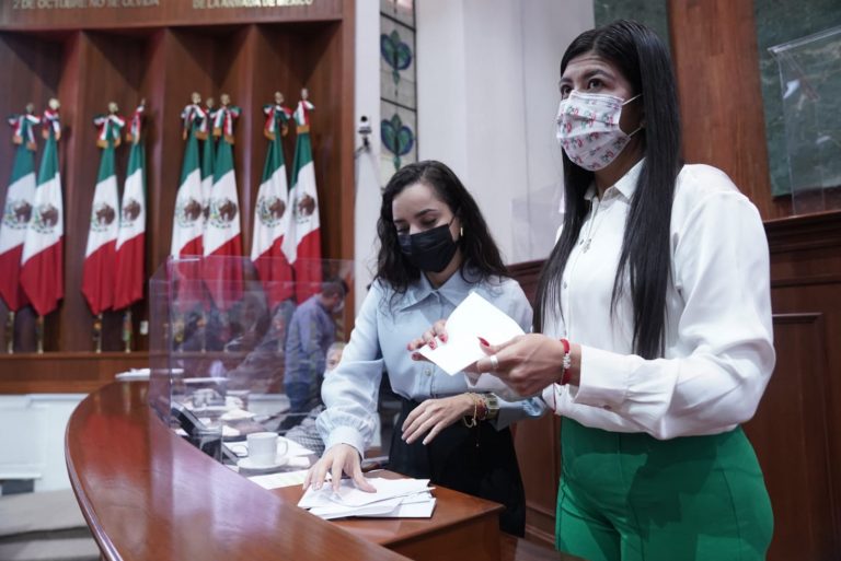 Diputadas cuentan los votos emitidos mediante los cuales se aprobó ratiridar el nombramiento del director del ISJU.