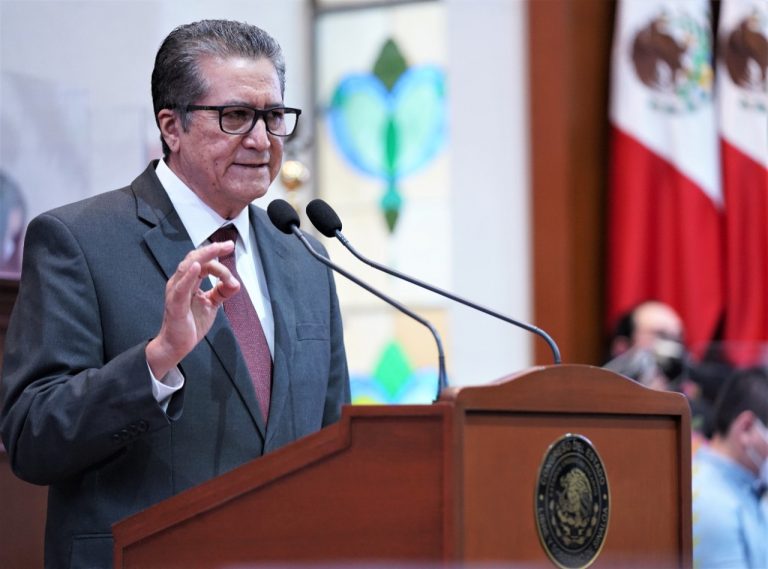 Diputado Feliciano Castro Meléndrez, habla en tribuna del Congreso.