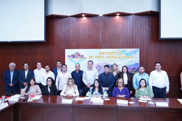 Diputados y diputadas de Chihuahua, Durango y Sinaloa posan para la foto al final de reunión de trabajo.