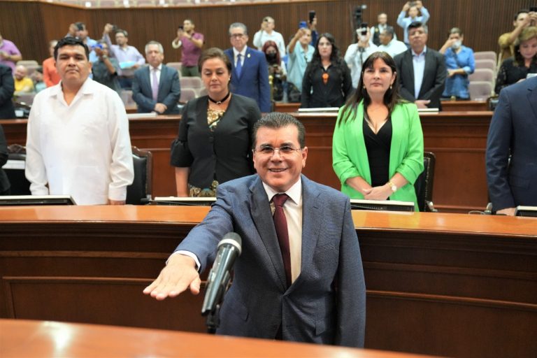 Édgar Augusto González Zatarain levanta la mano y protesta ante la Mesa Directiva como presidente municipal sustituto de Mazatlán.