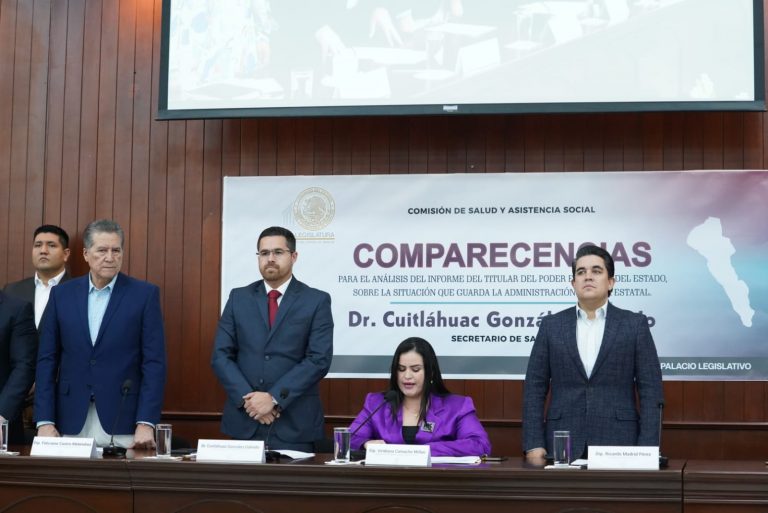 El secretario de Salud protesta decir verdad en su comparecencia ante diputadas y diputados y lo hace de pie en el presidim.