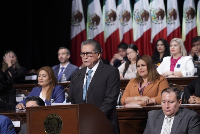 Diputado Feliciano Castro habla en teatro Ángela Peralta, detrás aparecen diputadas y diputados compañeros.