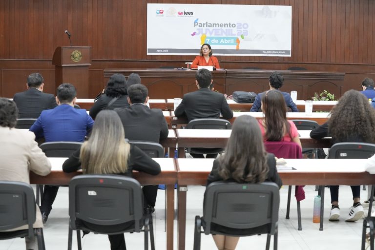 Diputadas y diputados juveniles escuchan conferencia en el Salón Constituyentes de 1917.