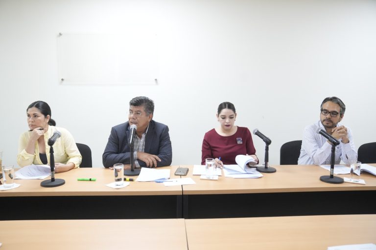 Cuatro integrantes de la Comisión de Educación Pública y Cultura sesionan en pequeña sala.