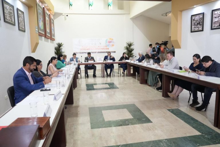 Diputadas y diputados integrantes del Jurado Calificador sesionan en mesa tipo herradura en vestíbulo del Salón de Sesiones