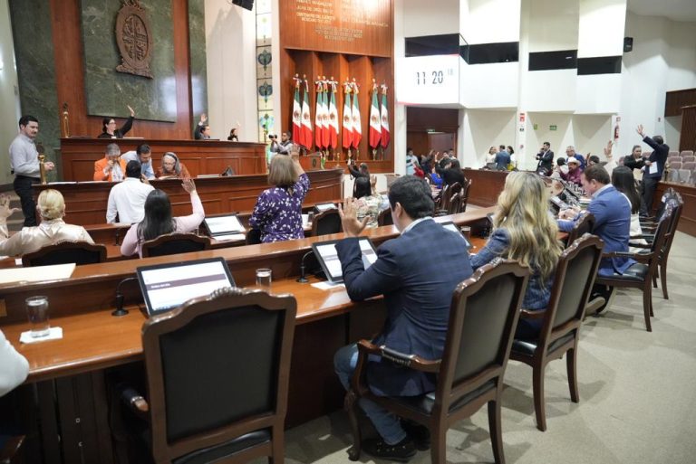 Diputados y diputados desde su asiento sigue la sesión. Al fondo la Mesa Directiva.