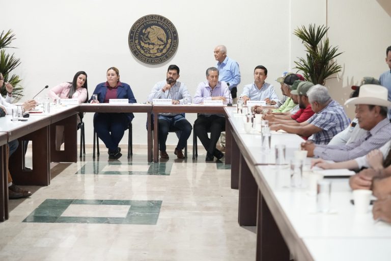 Diputados sostienen reunión con pescadores en lobby del Salón de Sesiones.