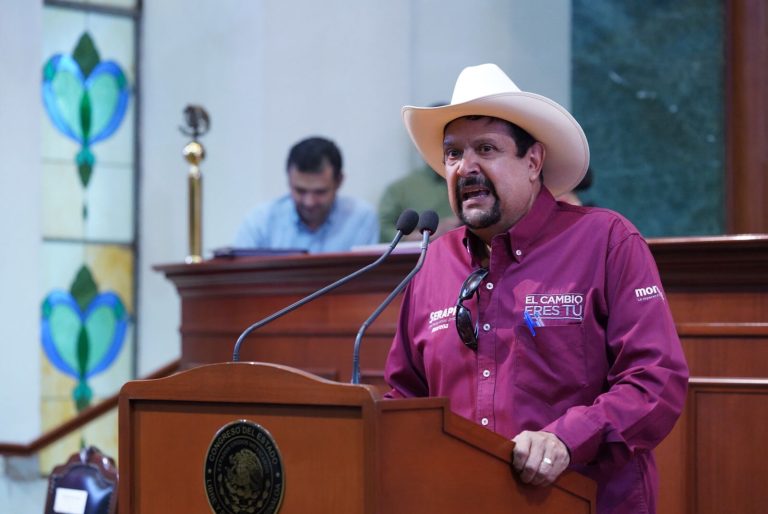 Diputad Serapio Vargas, con sombrero, habla en tribuna del Congreso.