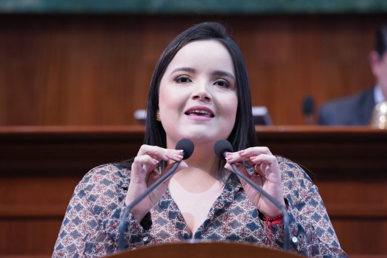 Diputada Cinthia Valenzuela Langarica habla ante dos micrófonos en tribuna.