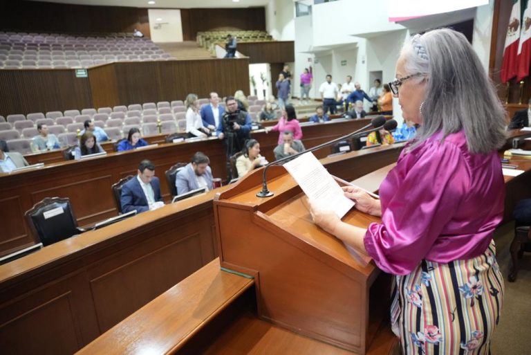 Diputada secretaria de la Mesa Directiva da lectura a iniciativas en tribuna.