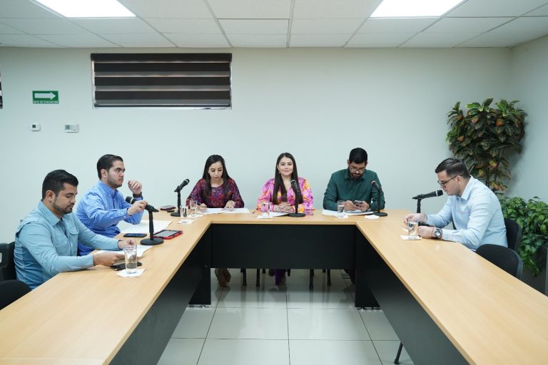 Integrantes de Comisión de Juventud y el Deporte e invitados sostienen reunión en Sala Adjunta al Pleno.