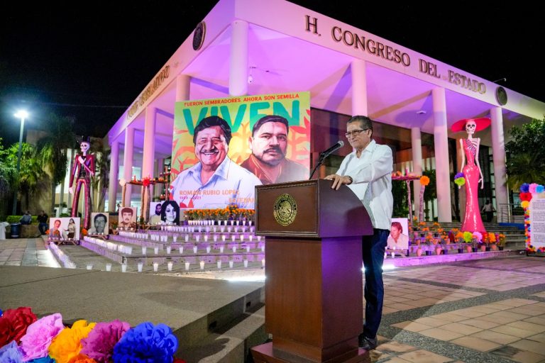 Diputado Feliciano Castro habla en podium ante monumental Altar.