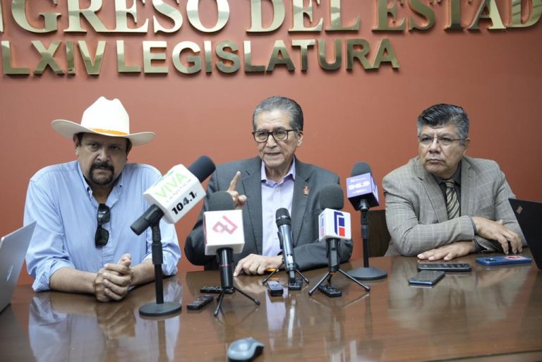 Diputados Serapio Vargas, Feliciano Castro y José Manuel Luque (de izquierda a derecha)m ofrece entrevista en Sala de Prensa.