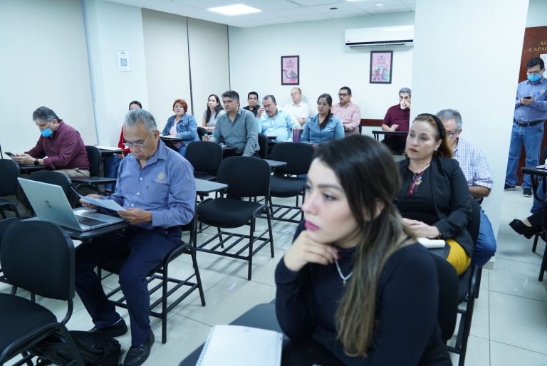 Personal del Congreso recibe curso en aula de capacitación.