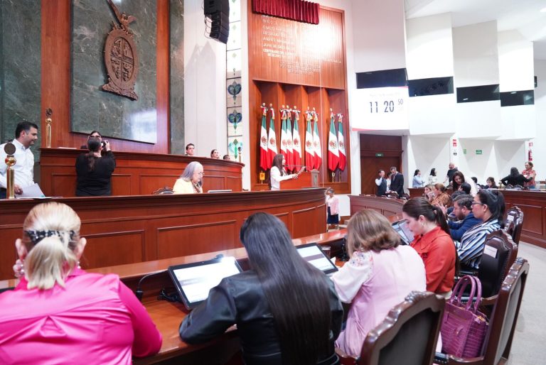 Diputadas y diputados san seguimiento a lecturas de dictámenes desde sus asientos.
