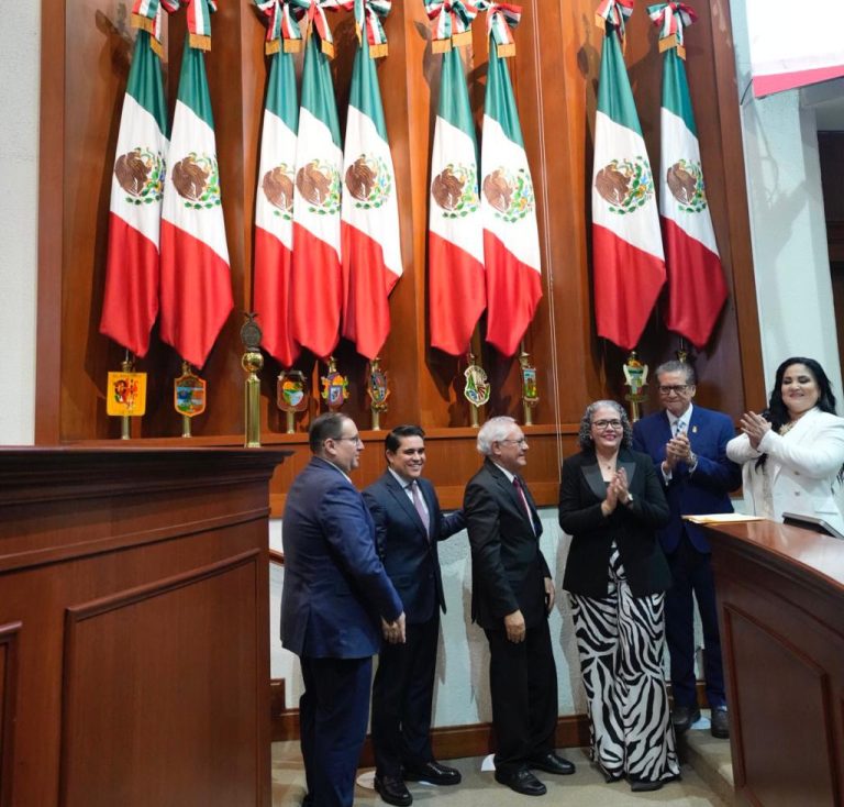 Diputados y funcionarios develan mediante cuerda la divisa en el Muro de Honor.
