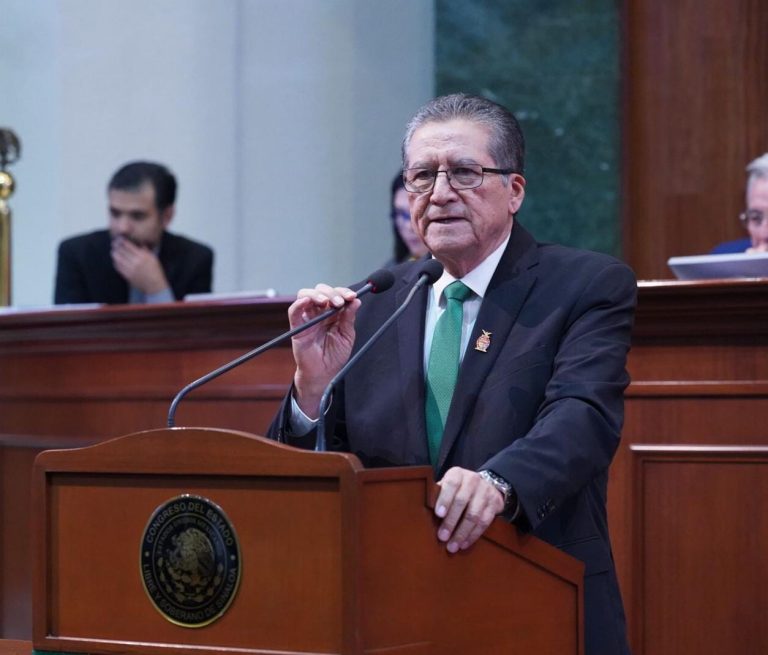Vestido de traje, el diputado Feliciano Castro habla en tribuna.