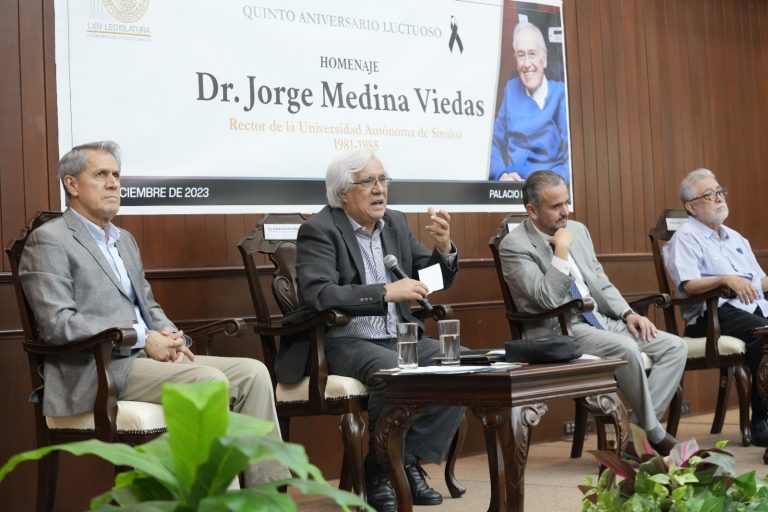 José Antonio Ríos Rojo habla enn presidium, entre otros panelistas.