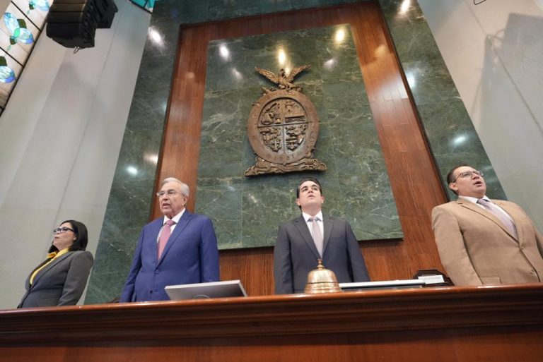 Representantes de los tres poderes posan para la foto en Sesión Solemne.