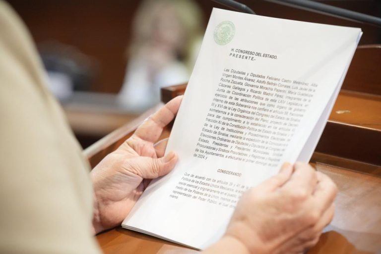 Par de manos sostiene lectura a la que le da lectura diputada que tiene el documento.