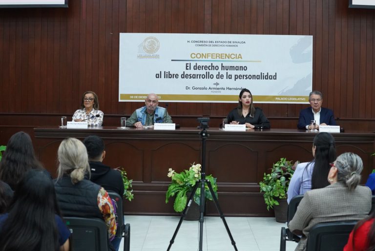 Diputadas Elizabeth Chia Galaviz y Alba Virgen Montes comparte presidium con ponente e invitado.