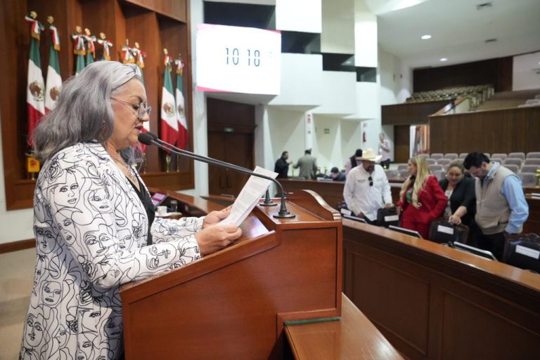 Diputada secretaria de la Mesa Directiva da lectura en tribuna a propuestas de leyes de ingresos.