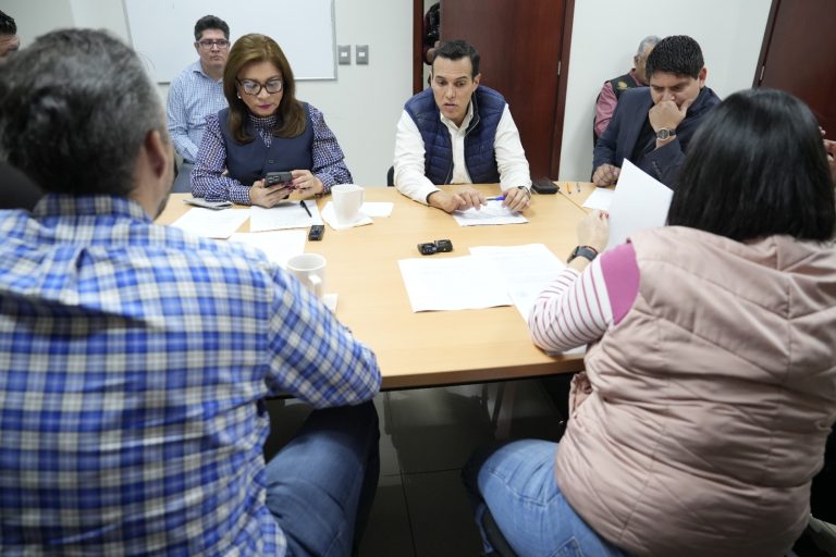 Integrantes de Comisión de Hacienda sesionan en su pequeña sala.