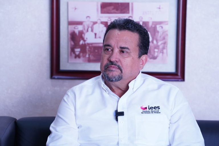 Arturo Fajardo Mejía, presidente del Instituto Electoral de Sinaloa, sentado durate entrevista.