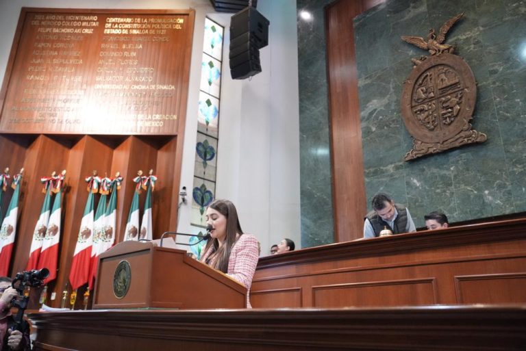 Diputada secretaria de Mesa Directiva da lectura a dictámenes en tribuna.