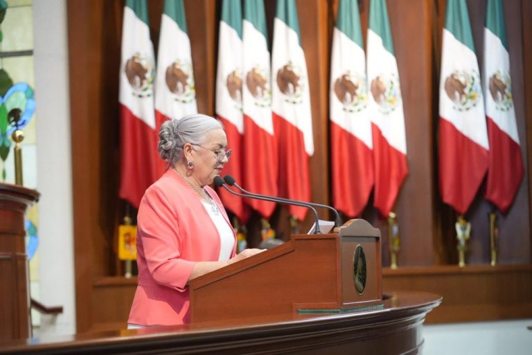 Diputada da lectura a dictamen en tribuna.