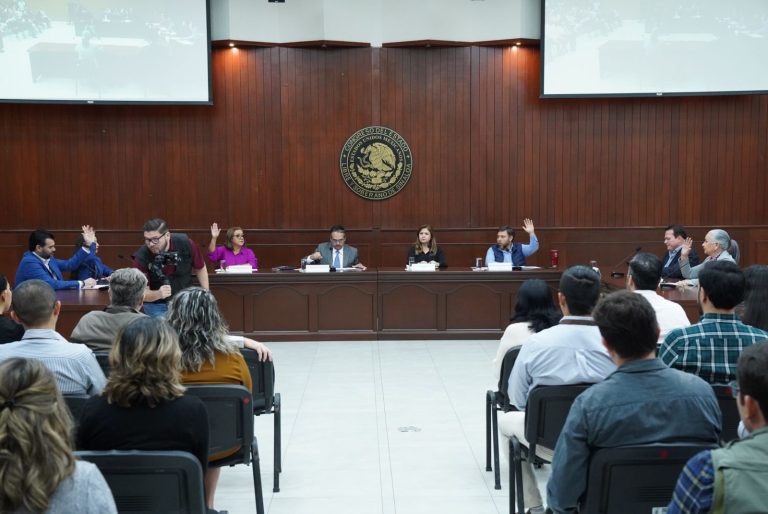 Público observa la comparecencia de la titular de la ASE en Salón Constituyentes de 1917.