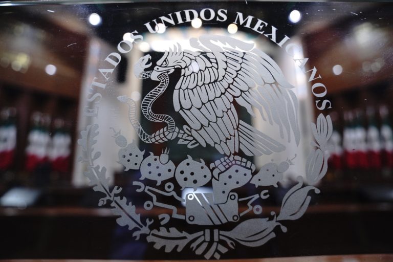 Logotipo del Congreso adherido a una puerta de cristal.