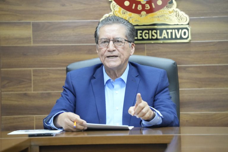 Diputado Feliciano Castro Meléndrez, vestido de traje, emite mensaje desde la Sala de Juntas de JUCOPO.