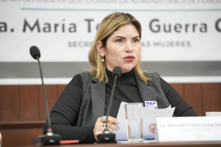 Diputada María del Rosario Osuna habla en presidium ante micrófono.
