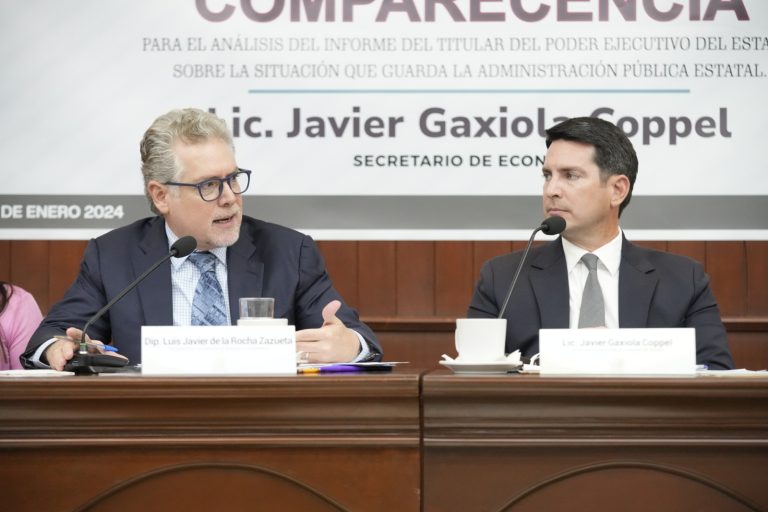 Diputado Luis Javier de la Rocha habla en presidium junto a titular de Secretaría de Economía, Javier Gaxiola.