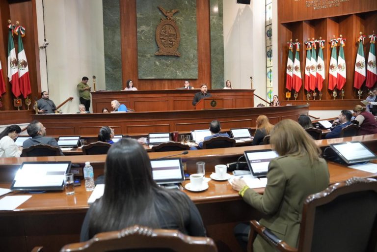 Aspecto de la sesión ordinaria. En primer plano diputadas sentadas en sus lugares y al fondo Mesa Directiva.