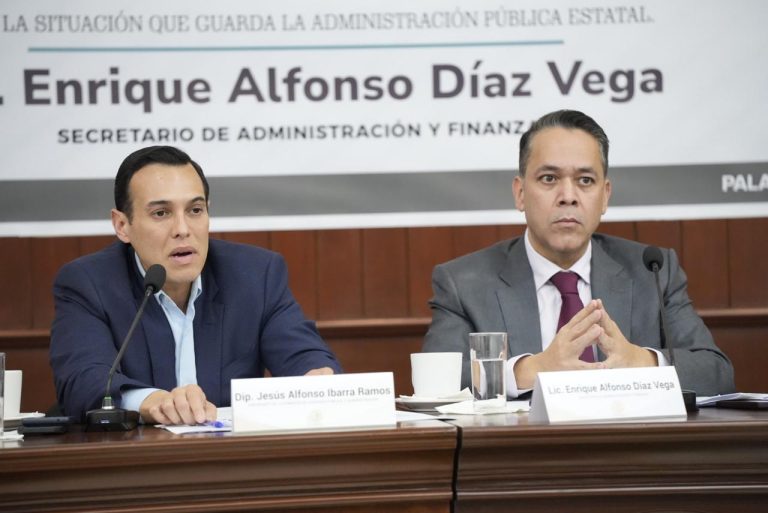 Diputado Jesús Ibarra Ramos habla en presidum durante comparecencia de titular de la Secretaría de Administración y Finanzas.