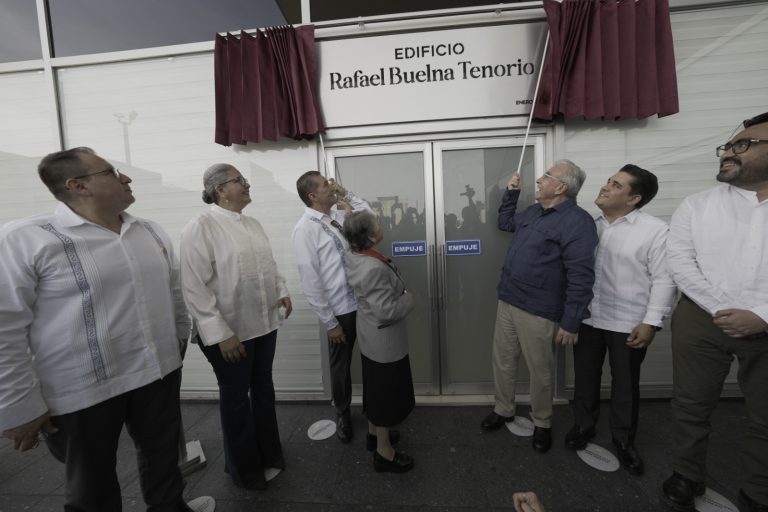 Diputados, gobernador y funcionarios develan la placa con el nombre de Rafael Buelna Tenorio, del nuevo edificio.