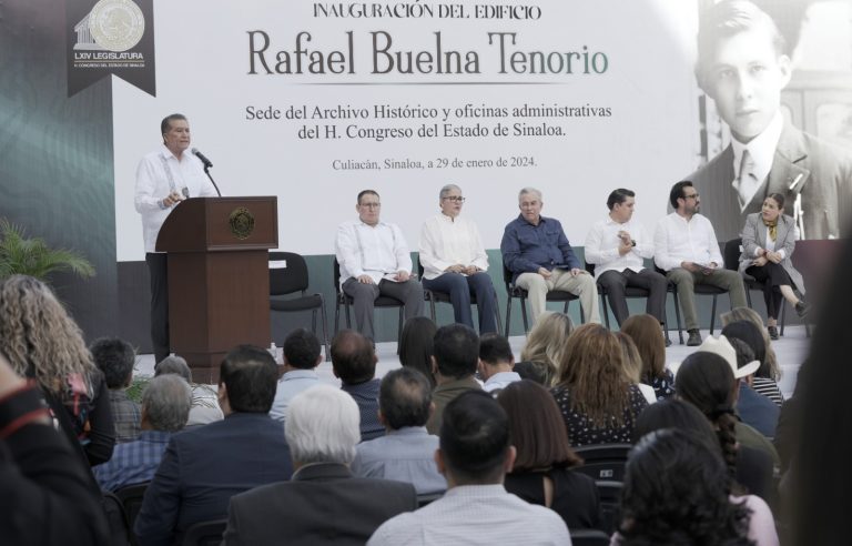 Diputado Feliciano Castro habla en podium frente a presidium y público asistente.