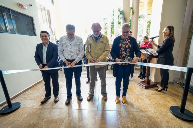 Diputados y titular de SEPyC e invitado cortan listón simbólico de inauguración.