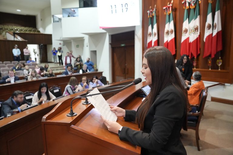 Diputada da lectura a documento, de pie, en tribuna.