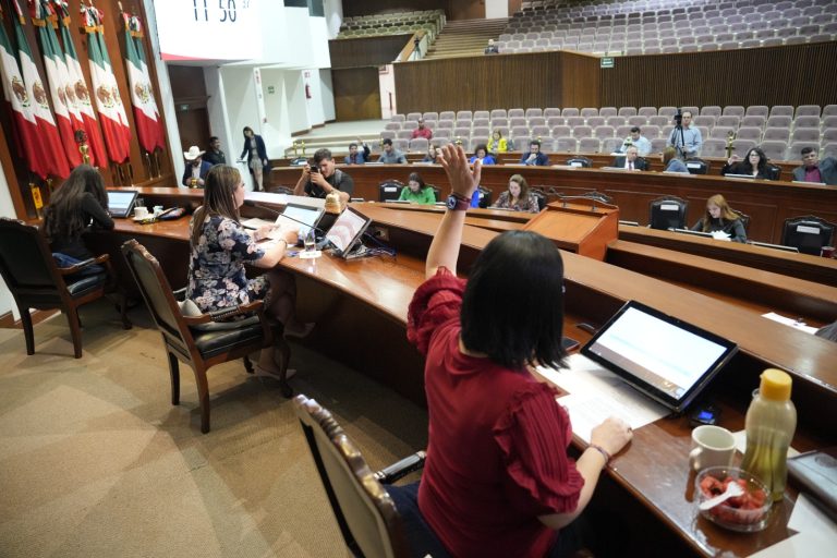 Diputadas de Mesa Directiva en primer plano al fondo sus compañeras y compañeros.