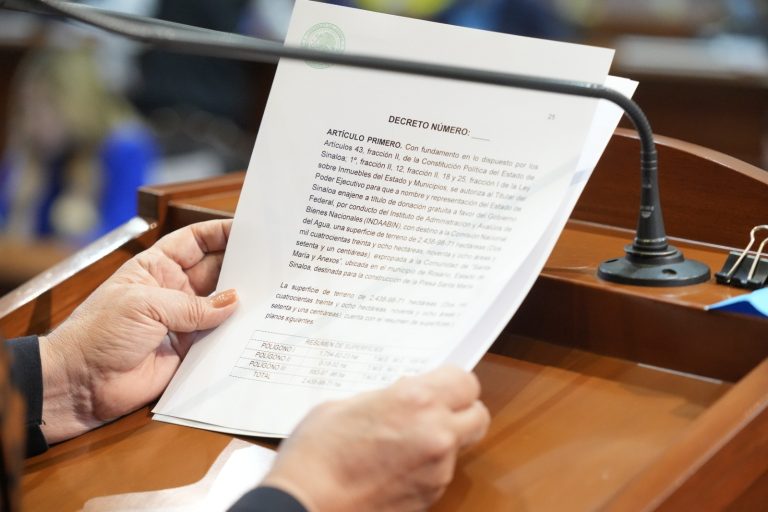 Par manos sostiene documento al que se le da lectura en tribuna.