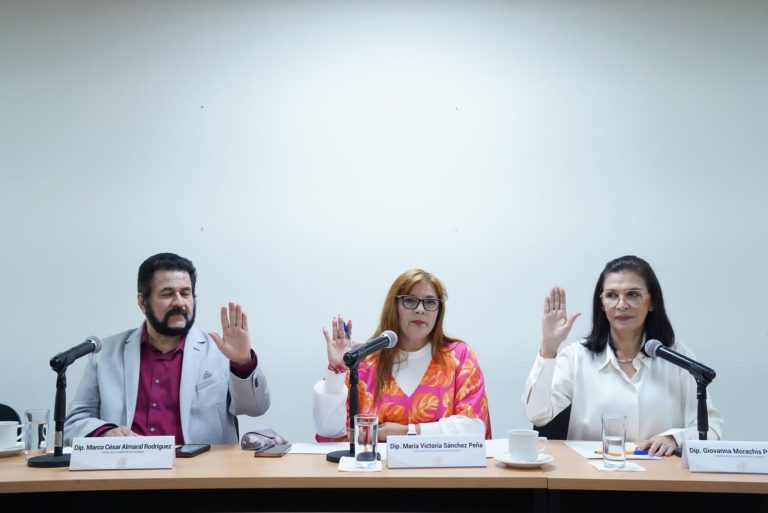Tres integrantes de Comisión de Vivienda votan en reunión de trabajo.