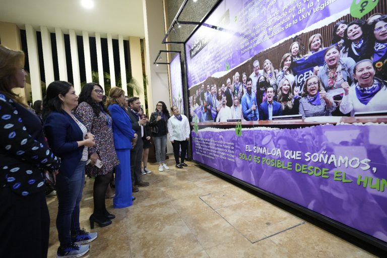 Diputadas y público observan exposición en corredor cultural Dámaso Murúa.