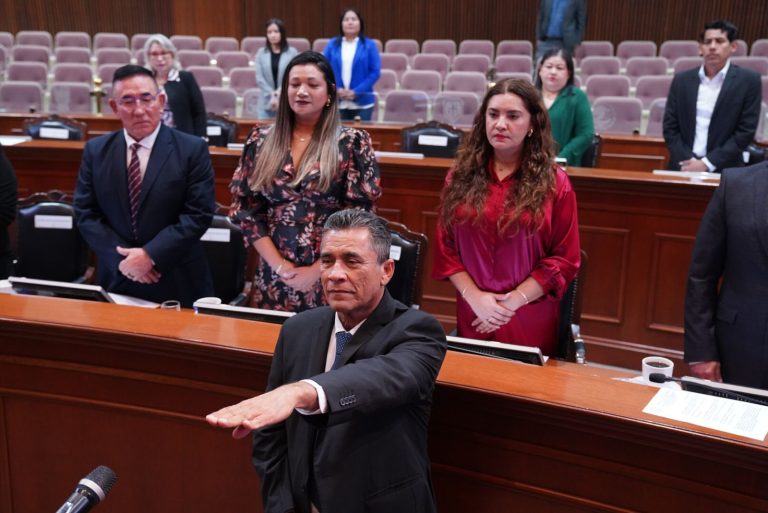 Adalberto Valle Pérez rinde protesta como diputado suplente en funciones de propietario.