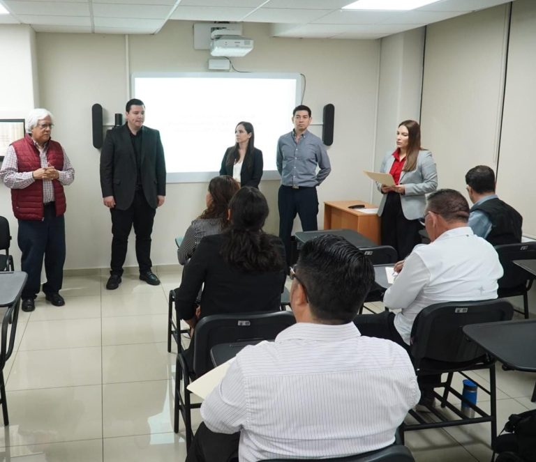 Diputados suplentes en funciones de propietarios toman curso de capacitación.